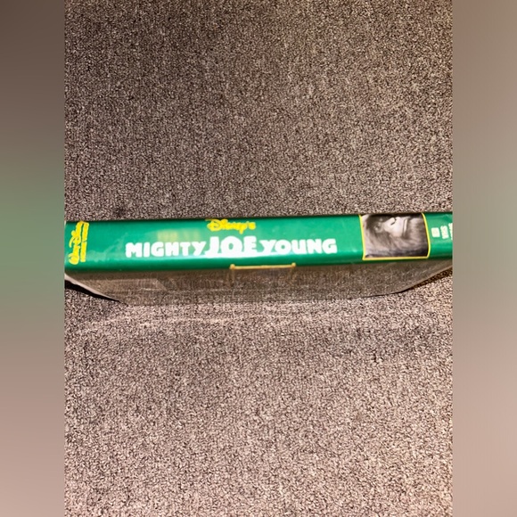 ~6/$10 MOVIES VHS/DVDS~ Disneys Mighty Joe Young VHS In Clamshell - Picture 6 of 7